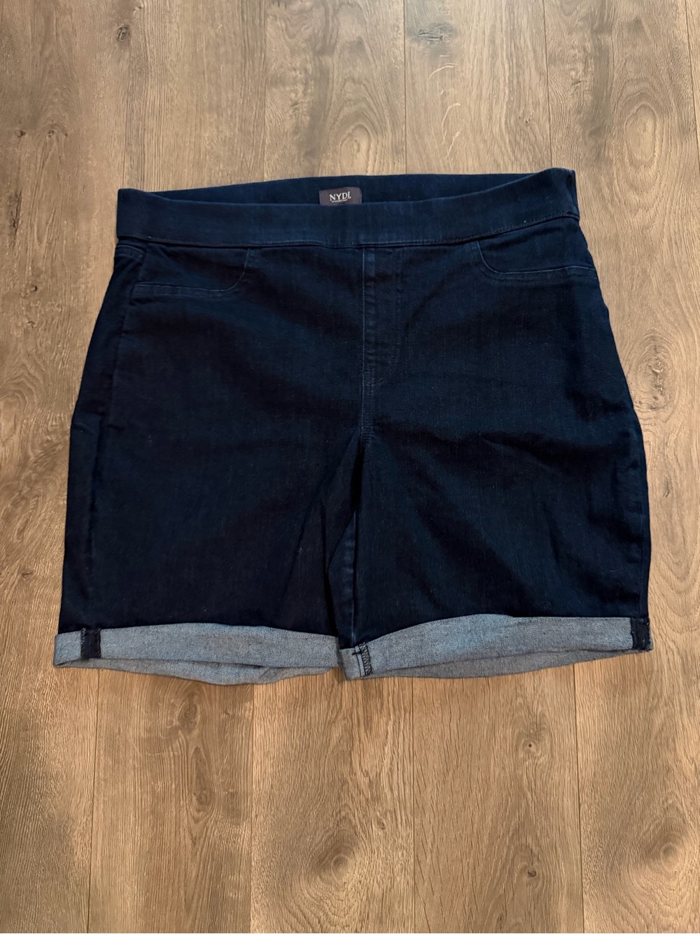 NYDJ Lift Tuck Technology Pull-On Denim Shorts Size 16W Dark Wash Cuffed Hem